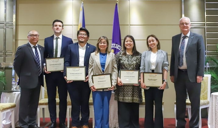 USEC Joven Balbosa of DOF and Mr. Marcel Silvius from GGGI presented certificates of appreciation to the moderator and panelist. From left to right, USEC Joven Balbosa, Mr. Christian Ellermann from ADB, Mr. Angelo Kairos Dela Cruz from the Institute of Climate and Sustainable Cities, Dr. Marqueza Cathalina Reyes from Expertise France, Comm. Rachel Anne Herrera of the Climate Change Commission,  USEC Maria Luwalhati Dorotan-Tiuseco from DOF, and Mr. Marcel Silvius.